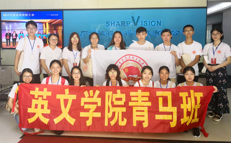 “英文青馬班”參觀團(tuán)與STONKAM?接待代表合影留念